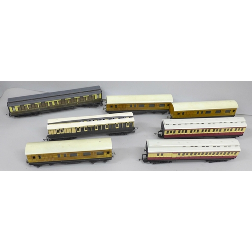 2054 - Seven 00 gauge model railway coaches, 4x Hornby and 3x tin-plate TTR