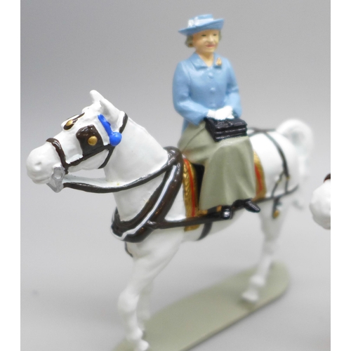 2062 - A William Britain set, Her Majesty the Queen in Ivory Mounted Phaeton Trooping the Colour, 40111, bo... 