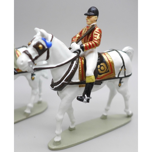 2062 - A William Britain set, Her Majesty the Queen in Ivory Mounted Phaeton Trooping the Colour, 40111, bo... 