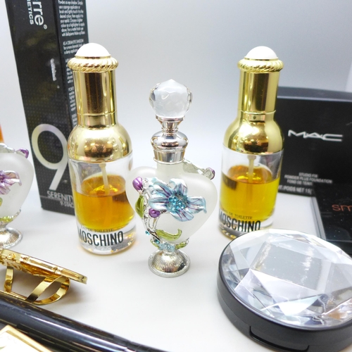 2079 - A collection of perfume bottles, some with perfume, make-up brushes/other make-up