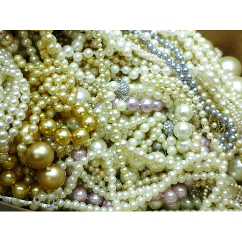 2093 - A collection of faux pearl necklets and bracelets