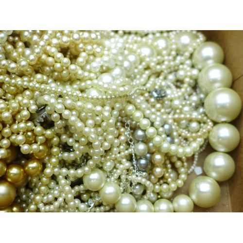 2093 - A collection of faux pearl necklets and bracelets