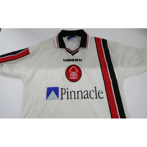 2125 - A Nottingham Forest 1997-1999 away shirt, size medium