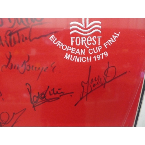 2130A - A Nottingham Forest Football Club 1979 Replica shirt, signed by McGovern, Shilton, Burns, Lloyd, Fra... 