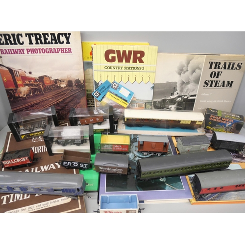 2157 - A collection of Graham Farish model rail including boxed wagons, carriages, together with other loos... 