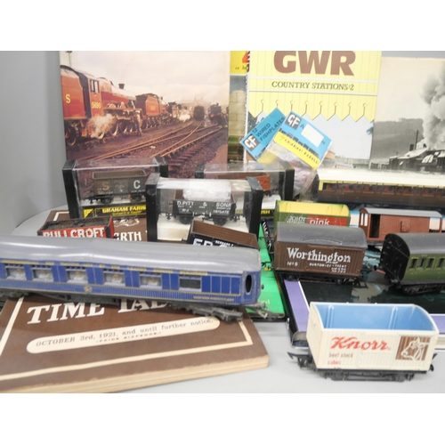 2157 - A collection of Graham Farish model rail including boxed wagons, carriages, together with other loos... 