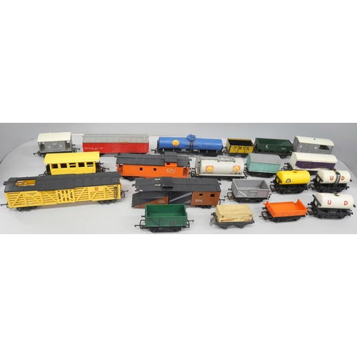 2165 - Nineteen 00 gauge model rail wagons including Tri-ang and Hornby