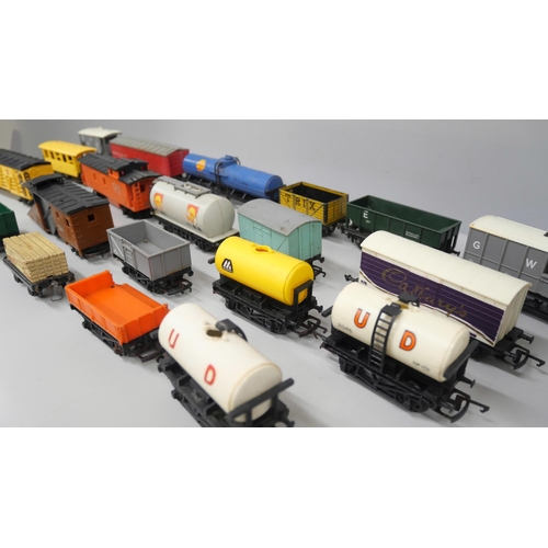 2165 - Nineteen 00 gauge model rail wagons including Tri-ang and Hornby