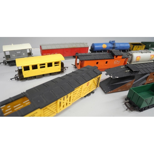 2165 - Nineteen 00 gauge model rail wagons including Tri-ang and Hornby