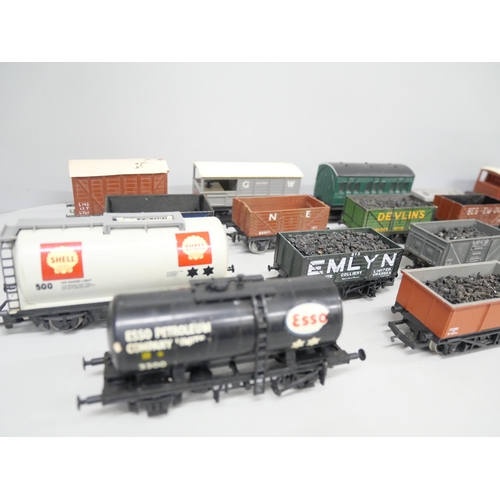 2181 - Twenty 00 gauge railway wagons to include Hornby