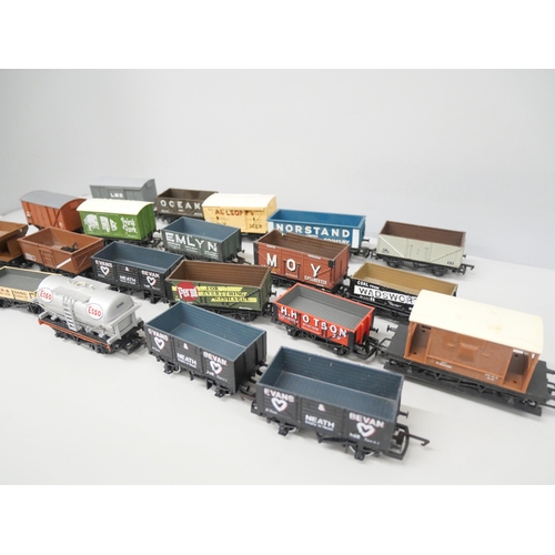 2192 - Twenty-one 00 gauge wagons with Hornby examples.