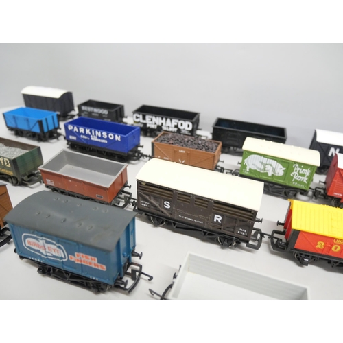 2197 - Twenty 00 gauge railway wagons with some Hornby examples.