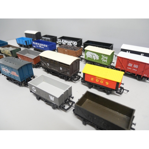 2197 - Twenty 00 gauge railway wagons with some Hornby examples.