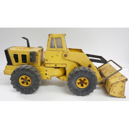 2221 - A collection of Scalextric and Tonka model digger