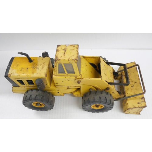 2221 - A collection of Scalextric and Tonka model digger