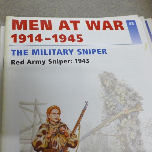 2231 - A collection of Del Prado 'Men at War' lead soldier figures, complete with accompanying publications... 