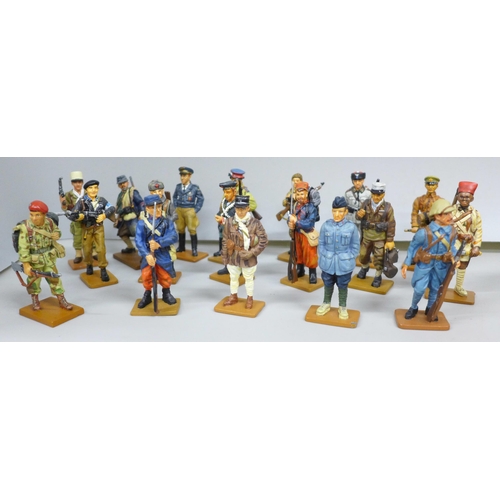 2231 - A collection of Del Prado 'Men at War' lead soldier figures, complete with accompanying publications... 