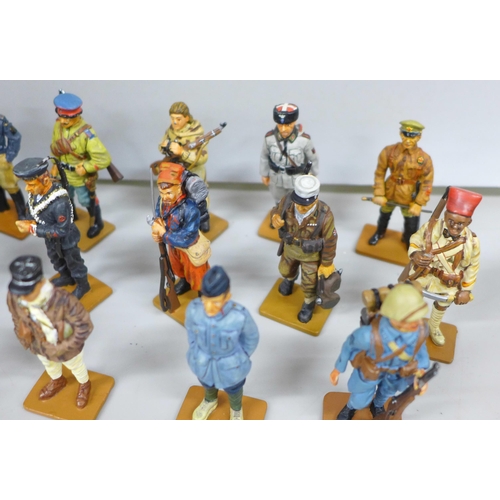 2231 - A collection of Del Prado 'Men at War' lead soldier figures, complete with accompanying publications... 