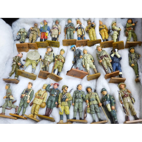 2231 - A collection of Del Prado 'Men at War' lead soldier figures, complete with accompanying publications... 