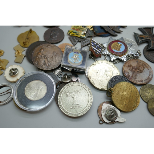 2259 - A mixed lot of medallions, pendants, badges, etc