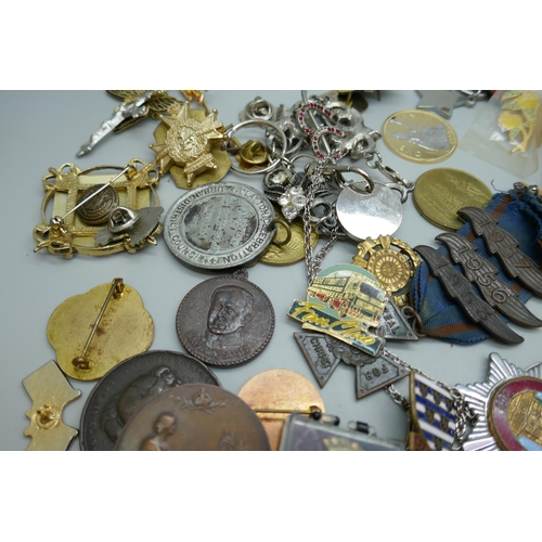 2259 - A mixed lot of medallions, pendants, badges, etc