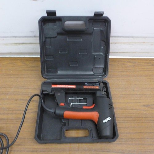 5059 - A quantity of power tools including a Clarke CESNG2, 240V stapler/nailer, a Clarke CHD850 hammer dri... 