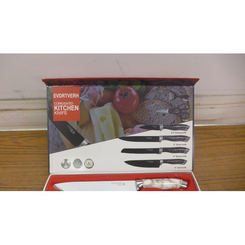 5093 - An Evdrtverh corrugated kitchen knife set - boxed