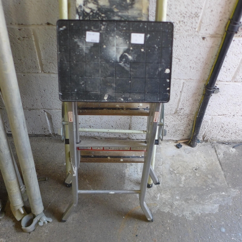 5157C - Two sets of step ladders, both 3 rung