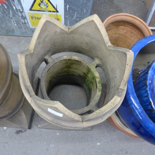 5160 - A pair of crown chimney pots