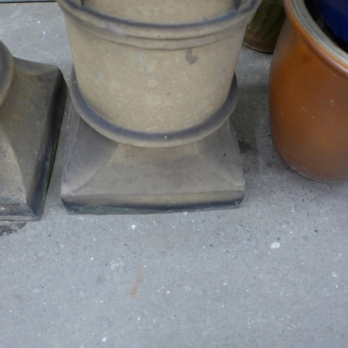 5160 - A pair of crown chimney pots