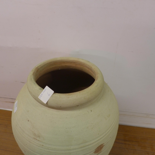 5164 - A large pot urn style plant pot