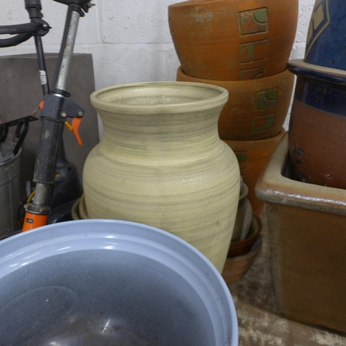 5180 - A quantity of plant pots