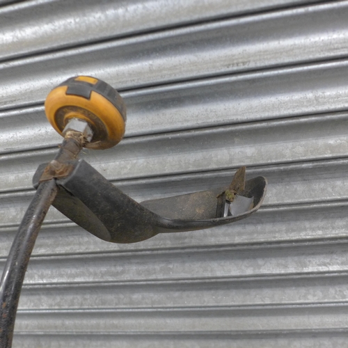 5183 - A McCulloch TrimMac petrol strimmer