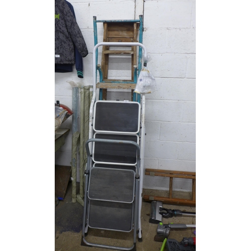 5197 - A quantity of safety steps and step ladders