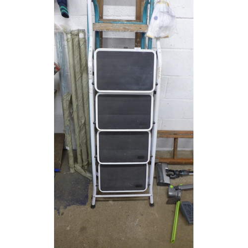 5197 - A quantity of safety steps and step ladders