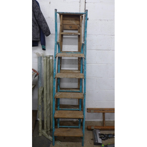 5197 - A quantity of safety steps and step ladders