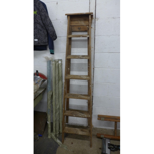 5197 - A quantity of safety steps and step ladders