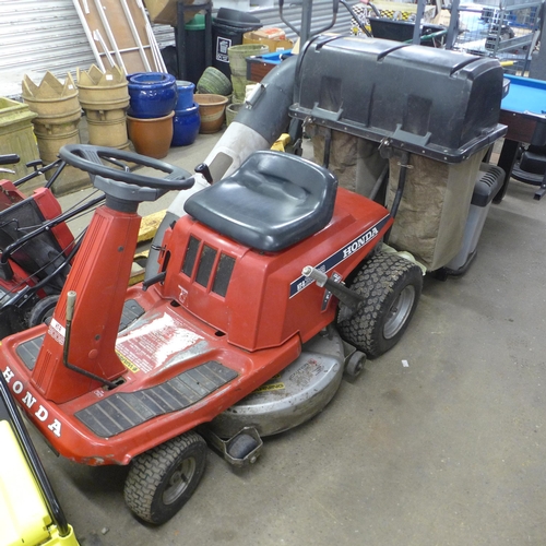 5209 - A Honda HTR3009 ride on mower - no battery, with key