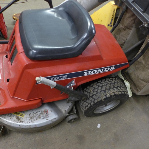 5209 - A Honda HTR3009 ride on mower - no battery, with key