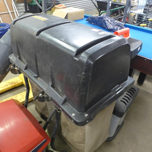 5209 - A Honda HTR3009 ride on mower - no battery, with key
