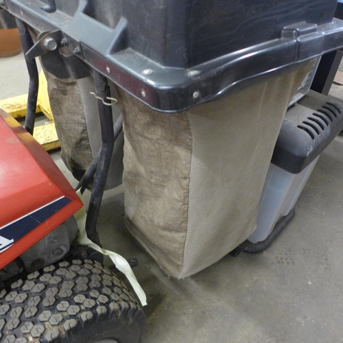 5209 - A Honda HTR3009 ride on mower - no battery, with key