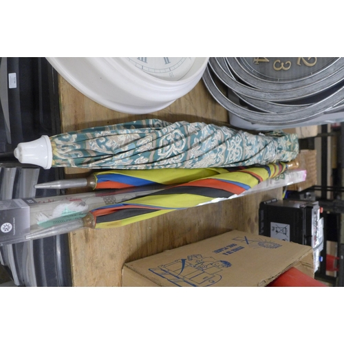 5218 - A quantity of household items including 2 clocks, a roller blind and 3 parasols