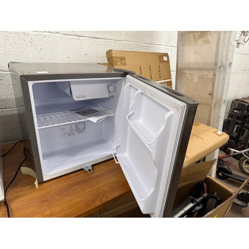 5130 - An Electriq mini counter top fridge