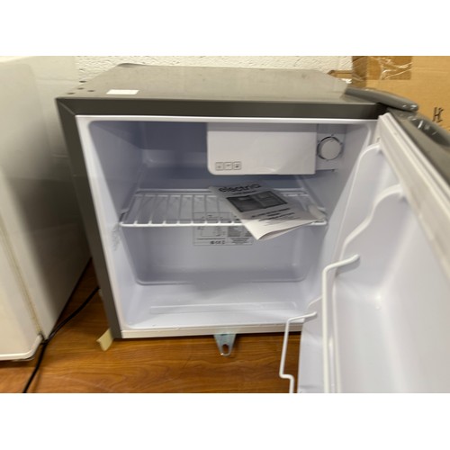 5130 - An Electriq mini counter top fridge