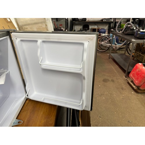 5130 - An Electriq mini counter top fridge