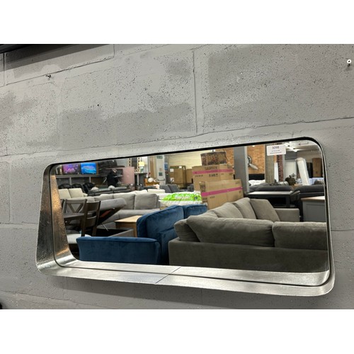 3081 - A silver effect metal mirror