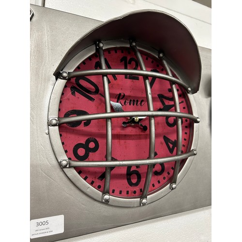 3132 - A metal traffic light wall clock