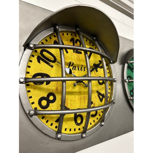 3132 - A metal traffic light wall clock