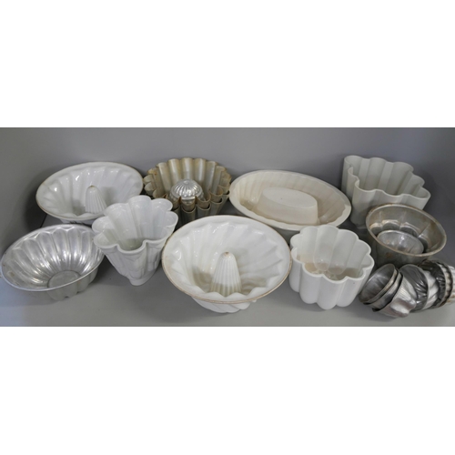 2341 - A collection of ceramic and tin jelly and blancmange moulds including Shelley **PLEASE NOTE THIS LOT... 