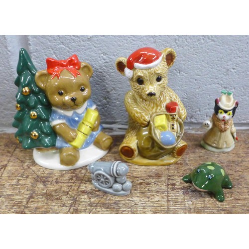 2355 - Wade ceramics including TV pets, Whimsies, water jugs, advertising mugs, etc. **PLEASE NOTE THIS LOT... 